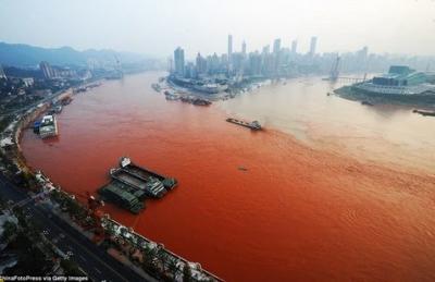 Yangtze Ibaia gorriz tindatua ustez ehun tindatzen lanengatik (Chongqing  -Txina)